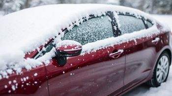 Автоюрист разъяснил причины обязательной очистки автомобиля от снега