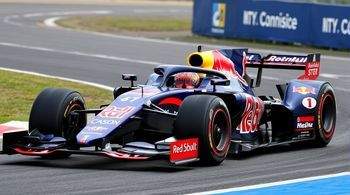 Пилот команды Ред Булл Хаджар повредил болид во время тестовых заездов.